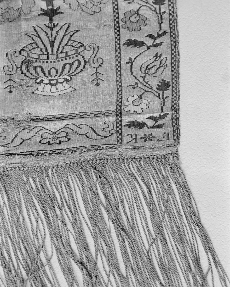 Muzeum Narodowe - od. Muzeum Sztuk Użytkowych - zbiory - pas lity dwustronny - Kraków /1796 rok/ - głowa i wciąża /fragment/ - sygnatura, skan 1
