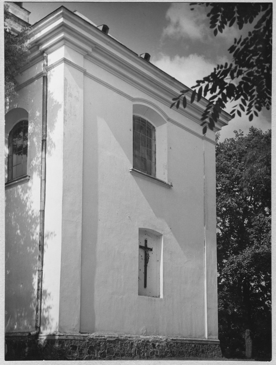 Kościół parafialny - elewacja wsch., widok od strony płd. - wsch. , skan 1