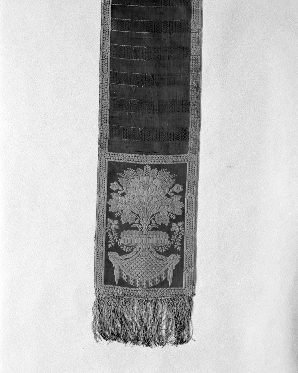 Muzeum Narodowe - zbiory - półpas jedwabny dwustronny - Lyon /1785 - 1792 rok/ - głowa i wciąża /fragment/ - awers, skan 1