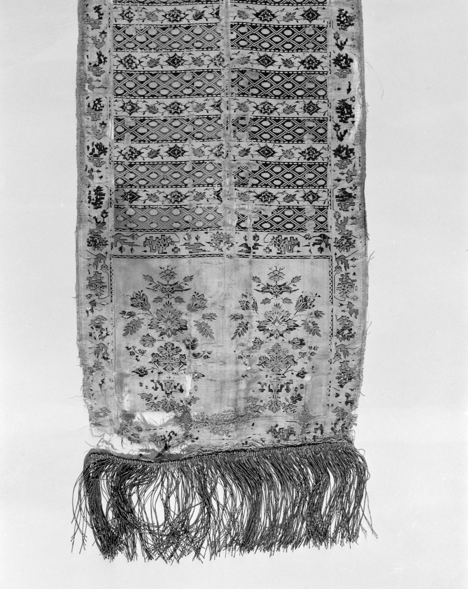 Centralne Muzeum Włókiennictwa - zbiory - pas jedwabny czterostronny - Lyon /1785 - 1792 rok/ - głowa i wciąża /fragment/ - awers, skan 1