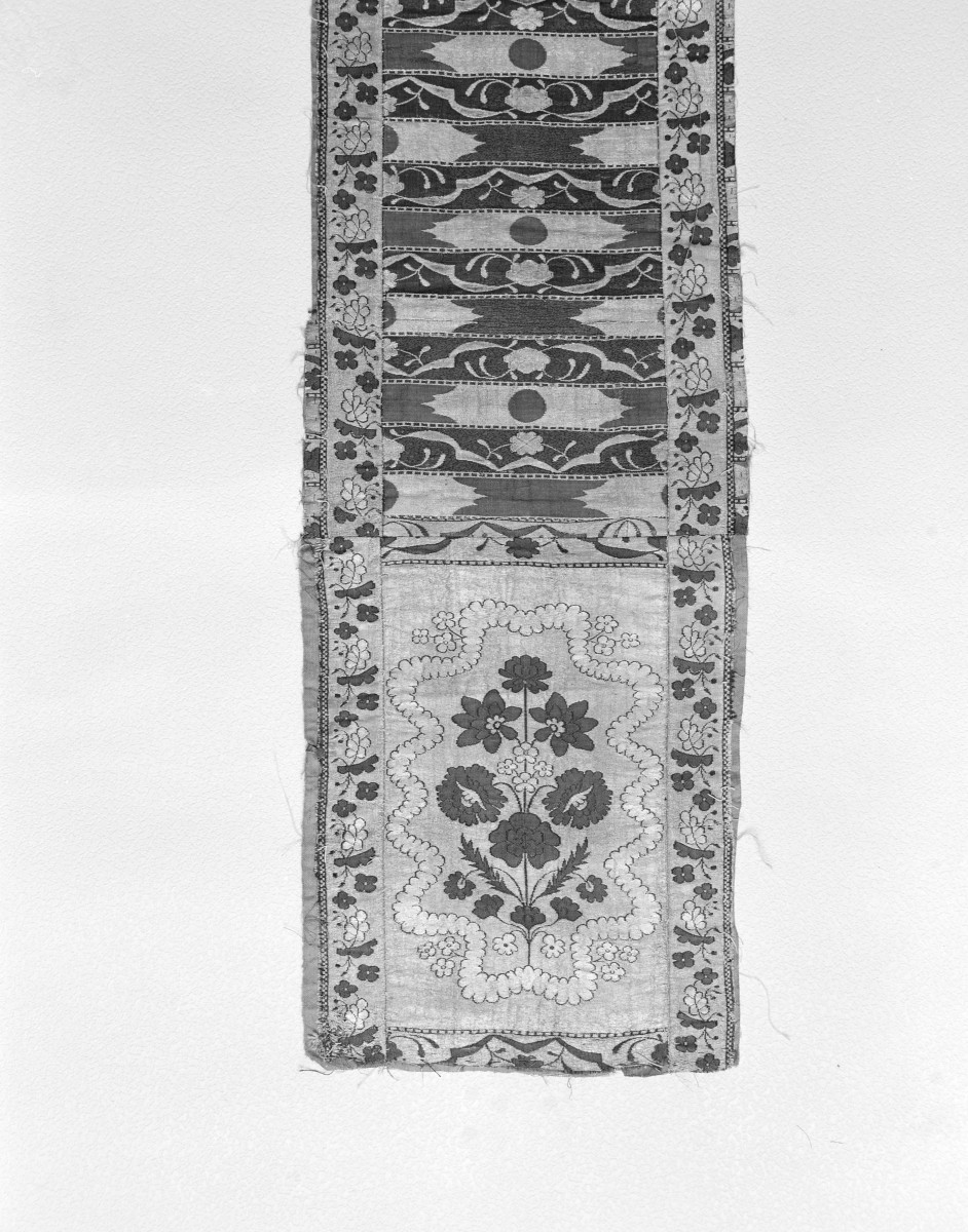 Muzeum Archidiecezjalne - zbiory - półpasek lity jednostronny - Słuck /Jan Madżarski 1767 - 1780 rok/ - głowa i wciąża /fragment/ - awers, skan 1