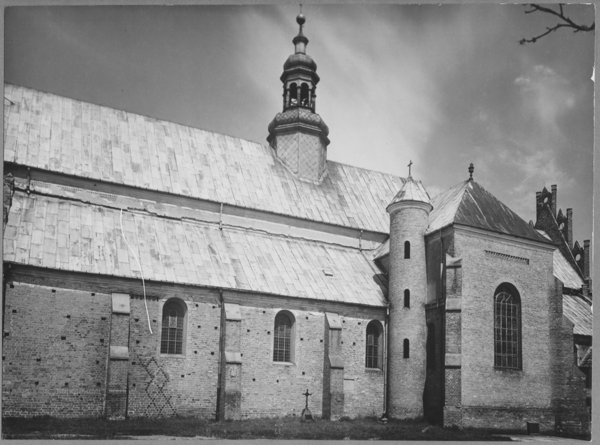 Kościół parafialny - widok elewacji płd. od strony płd. - zach. , skan 1
