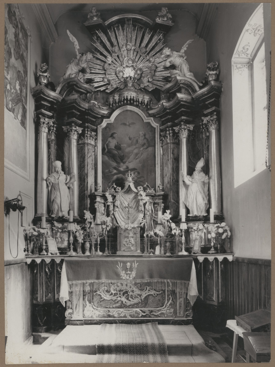 Kościół parafialny św. Trójcy -  wnętrze, widok na ołtarz główny, skan 1