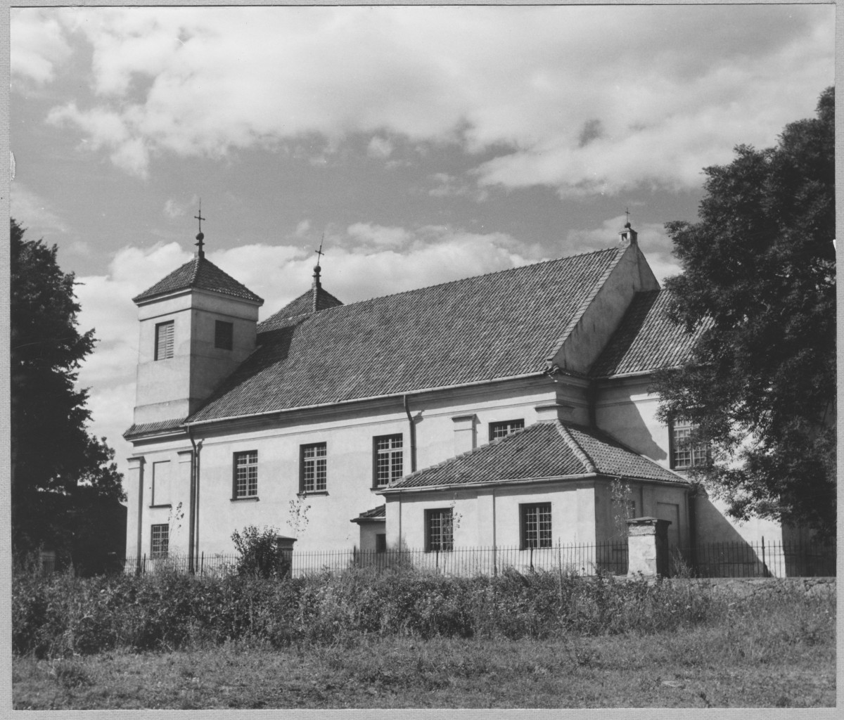 Kościół parafialny - widok ogólny od strony płd. - wsch., skan 1