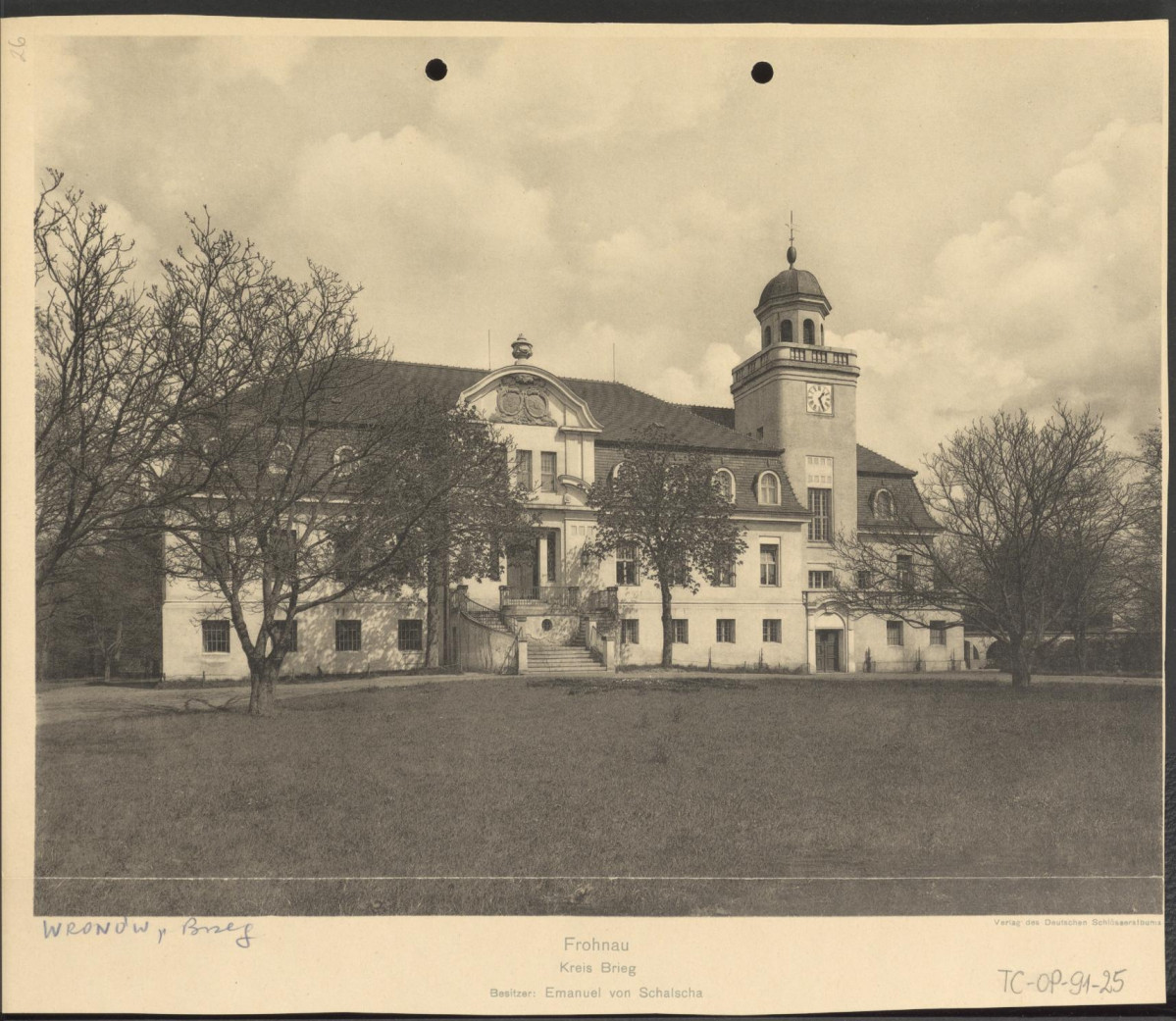 fotografia czarno-biała na karcie przedstawiająca widok pałacu według opisu w miejscowości Wronów z publikacji: A. Duncker, „Die Landlisch Wohsitze…”. Tom 3, skan 1