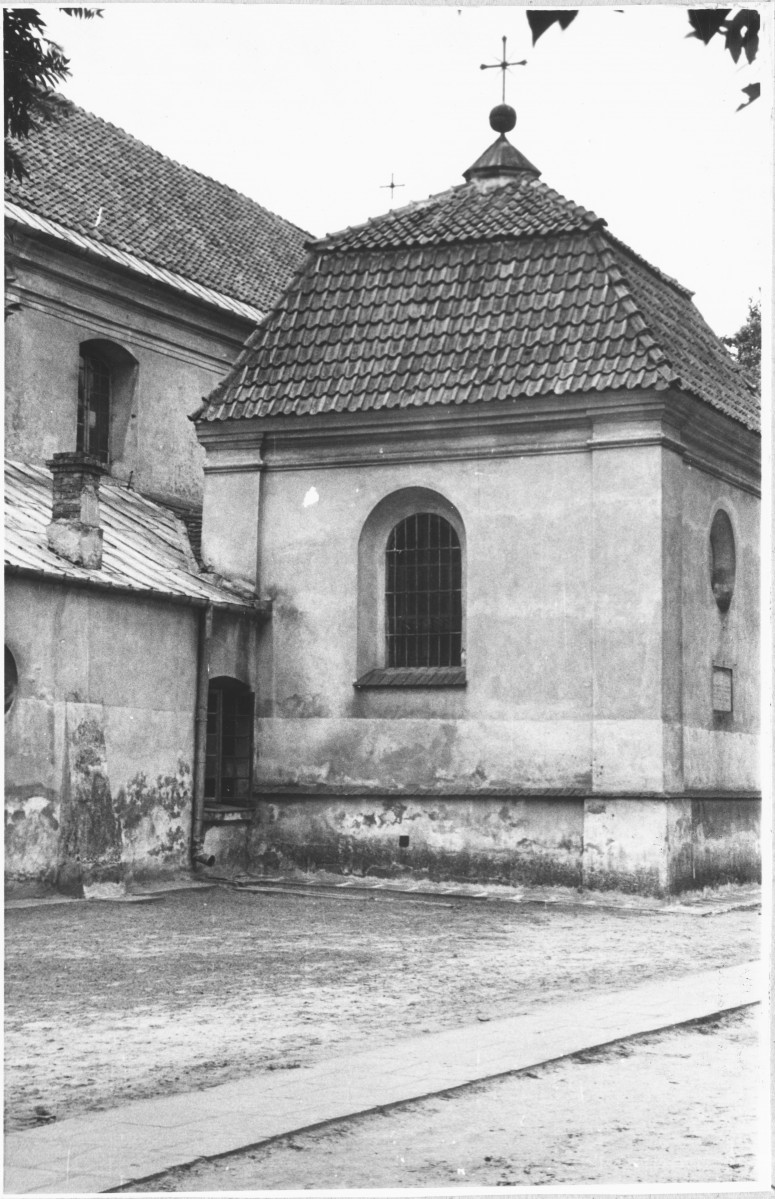 Kościół parafialny - fragment elewacji płn. , widok na kaplicę, skan 1