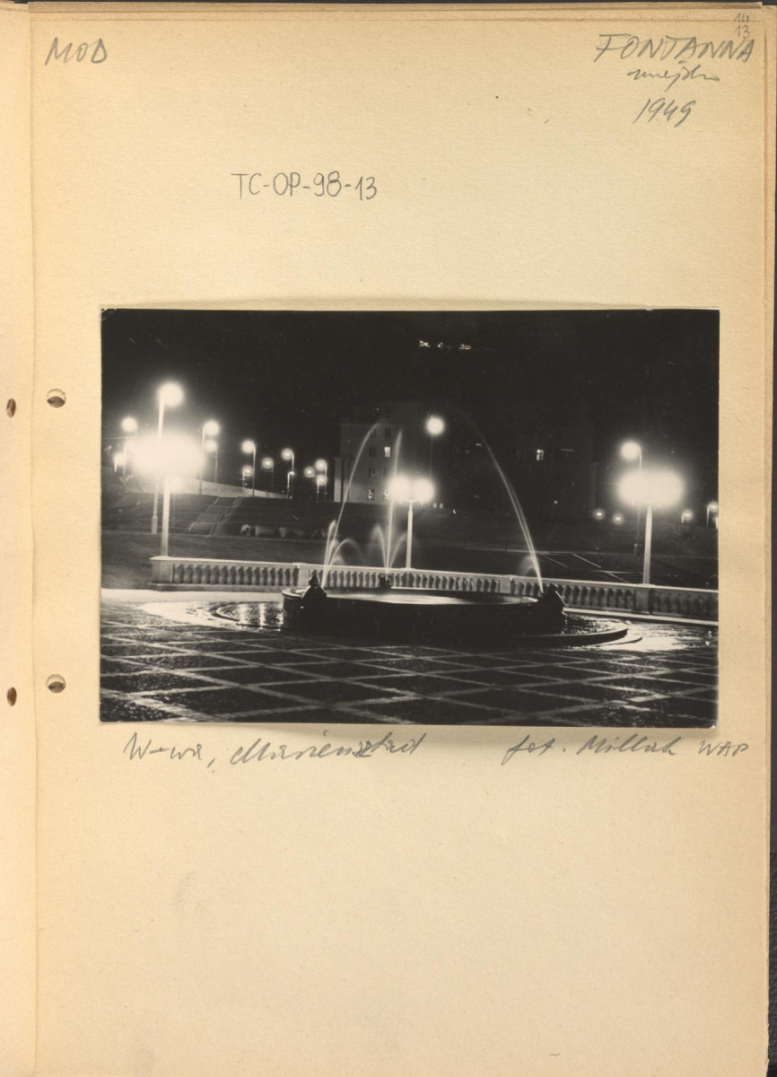 fotografia  z pieczątką Instytutu Urbanistyki i Architektury (numer zdjęcia 84) czarno-biała na karcie, przedstawiająca według opisu: „Mod., Fontanna miejska 1949, W-wa, Mariensztat”, skan 1