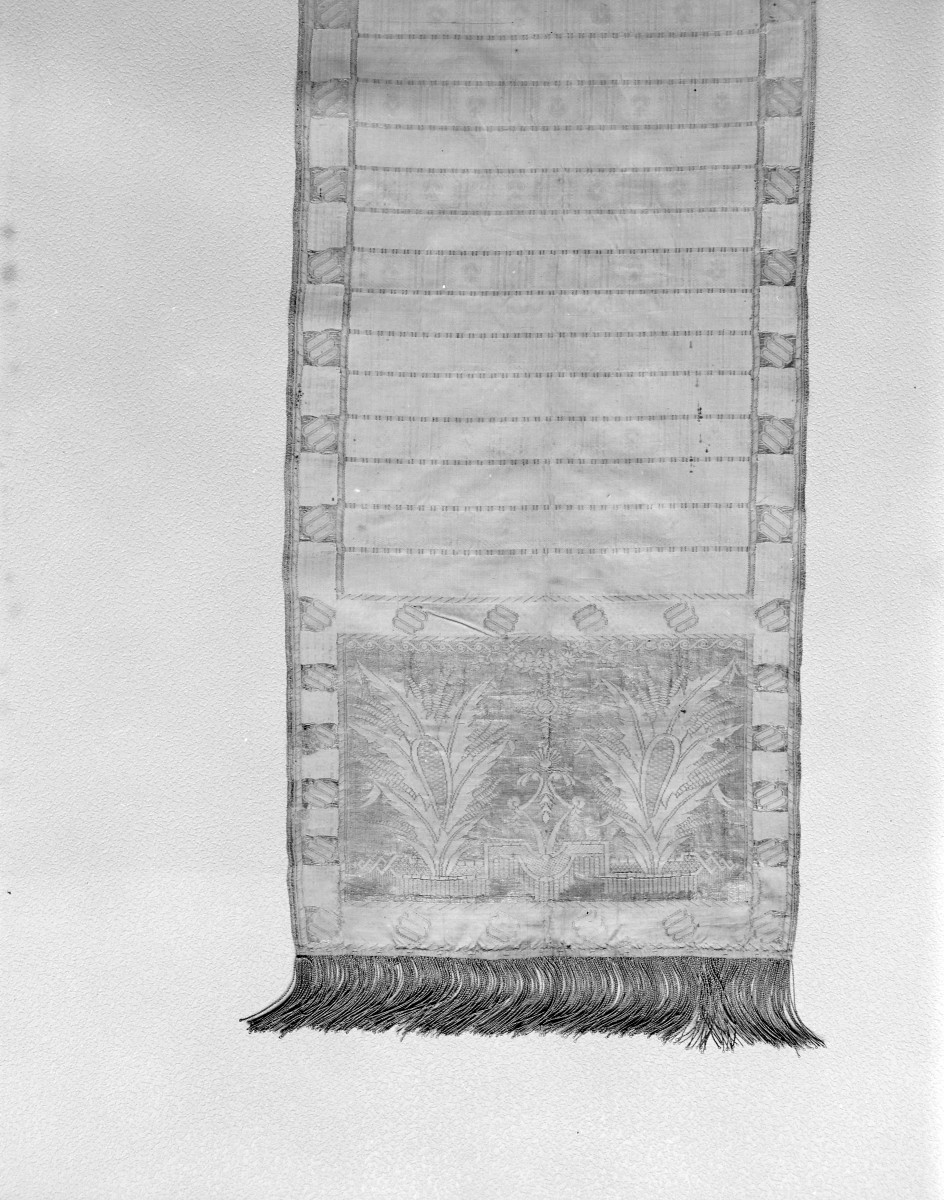 Muzeum Narodowe - od. Muzeum Sztuk Użytkowych - zbiory - pas lity dwustronny - Lyon /1785 - 1792 rok/ - głowa i wciąża /fragment/ - awers, skan 1