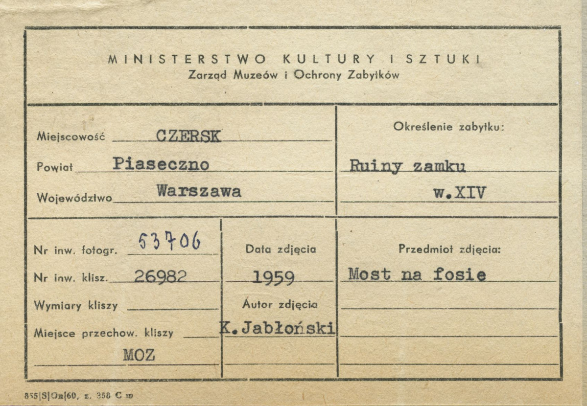 Ruiny zamku - widok od strony płd. - wsch. na most i fosę - metryczka, skan 1