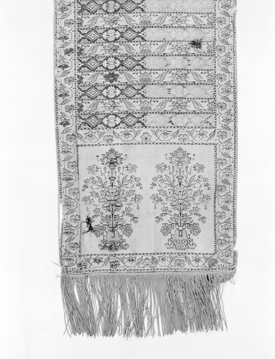 Muzeum Diecezjalne - zbiory - pas jedwabny dwustronny - Słuck /Jan Madżarski 1767 - 1780 rok/ -  głowa i wciąża /fragment/ - awers, skan 1