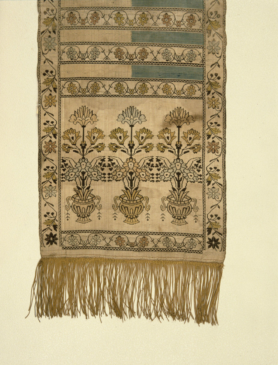 Muzeum Narodowe  - zbiory - pas jedwabny dwustronny /XIX wiek/ - głowa i wciąża /fragment/ - awers, skan 1