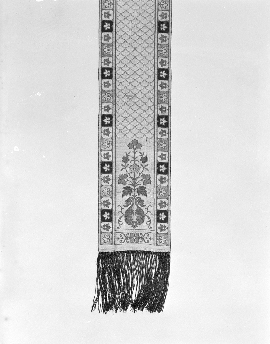 Centralne Muzeum Włókiennictwa - zbiory - półpasek jedwabny dwustronny - /XIX/XX wiek/ - głowa i wciąża /fragment/ - awers, skan 1