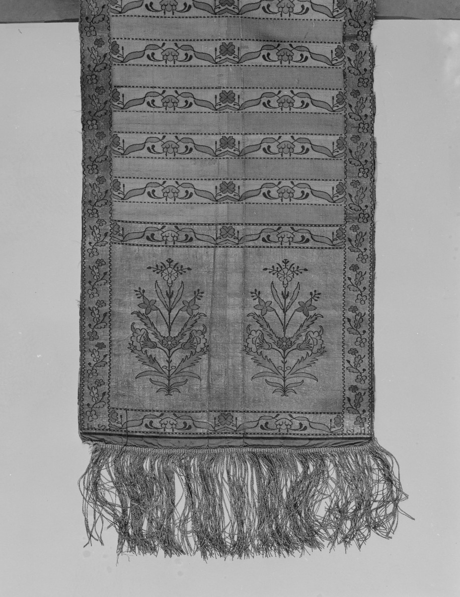 Centralne Muzeum Włókiennictwa - zbiory - pas lity czterostronny - Lyon /1785 - 1792 rok/ - głowa i wciąża /fragment/ - awers, skan 1
