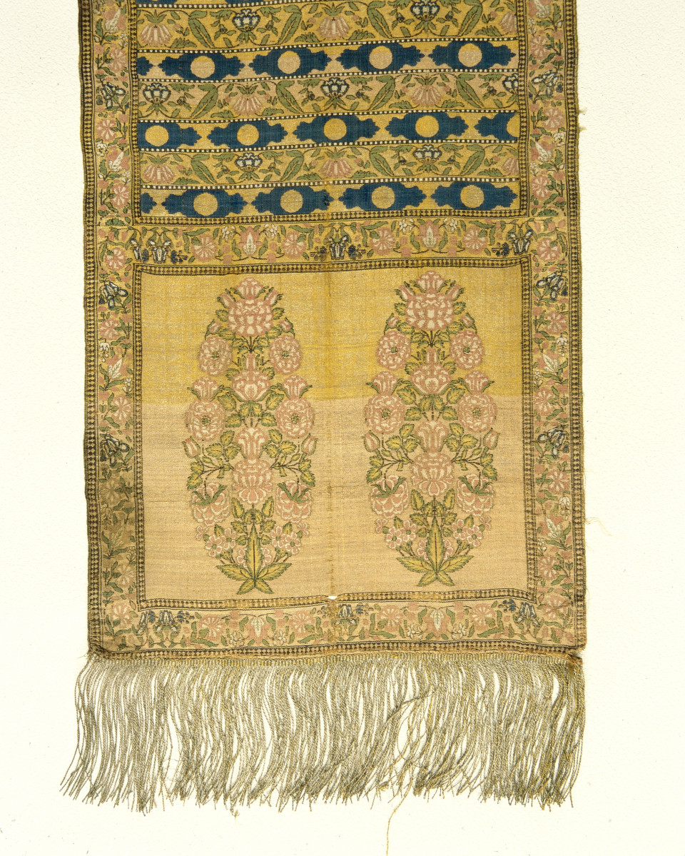 Muzeum Narodowe - od. Muzeum Sztuk Użytkowych - zbiory - pas lity jednostronny - Persja /XVII/XVIII wiek/ - głowa i wciąża /fragment/ - awers, skan 1