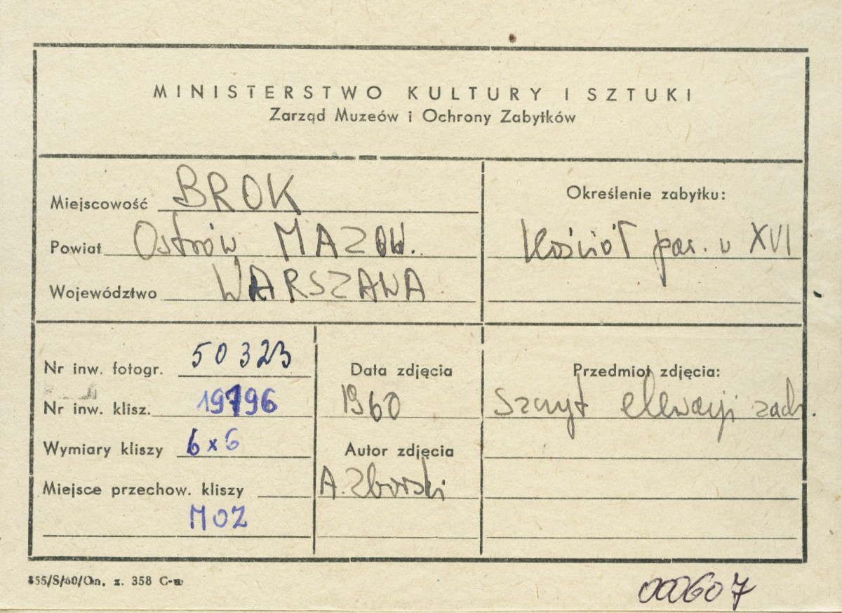 Kościół parafialny - widok na szczyt fasady - metryczka, skan 1