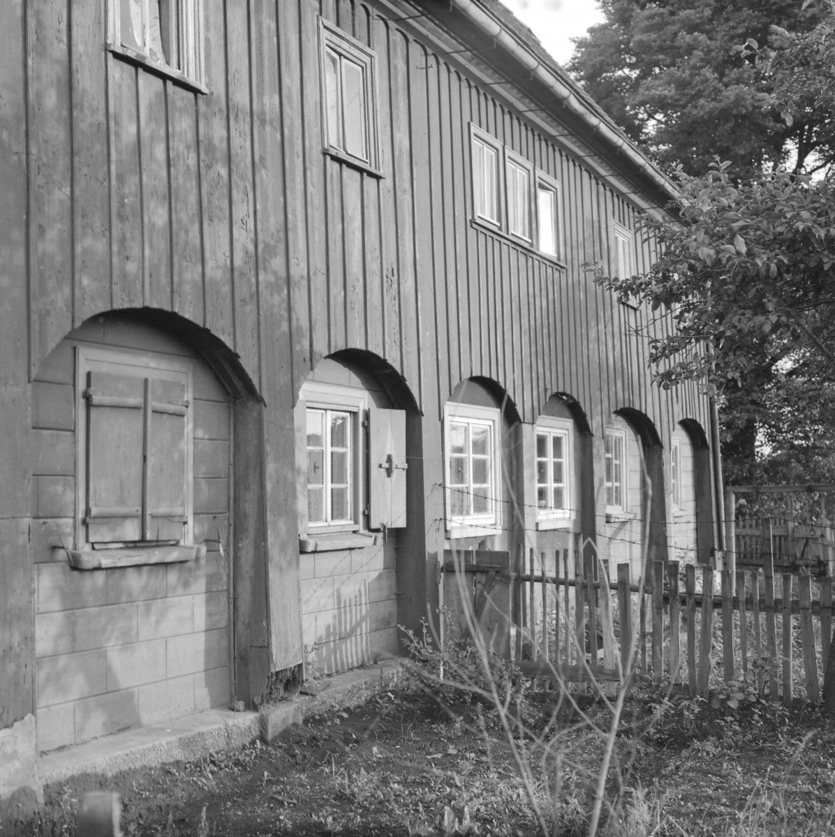 zespół zagrodowy - dom nr. 118 /pierwotnie?/ - elewacja frontowa - fragment, skan 1