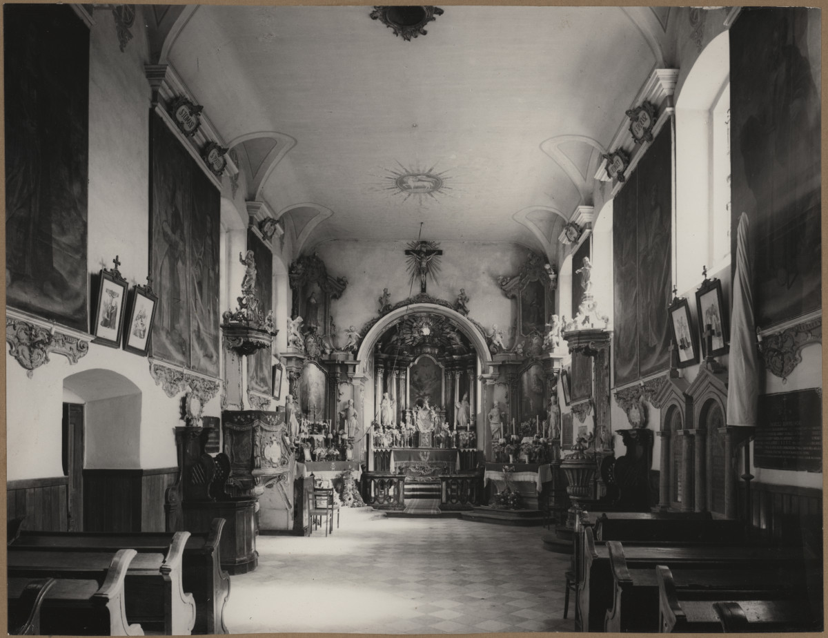 Kościół parafialny św. Trójcy -  wnętrze, widok nawy w kierunku prezbiterium, skan 1