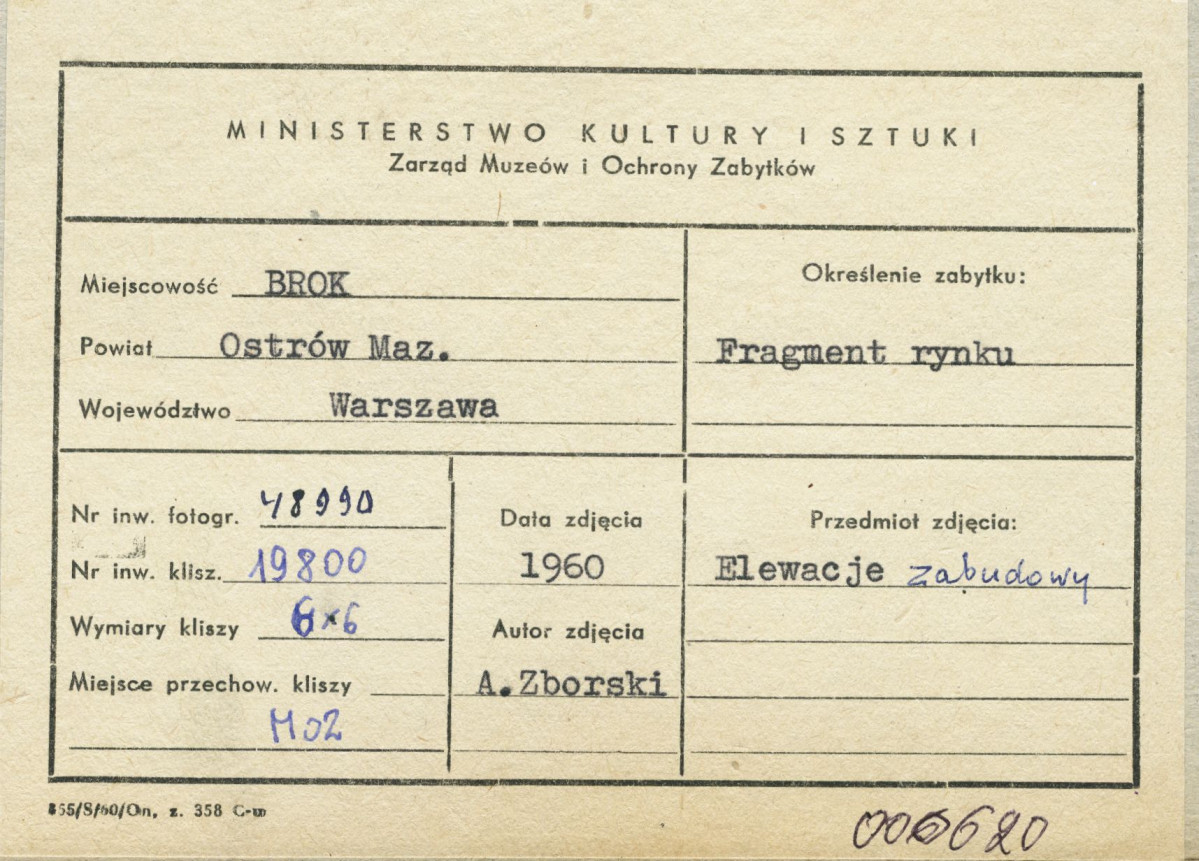 Miasto - fragment rynku, widok na ratusz i aptekę - metryczka, skan 1