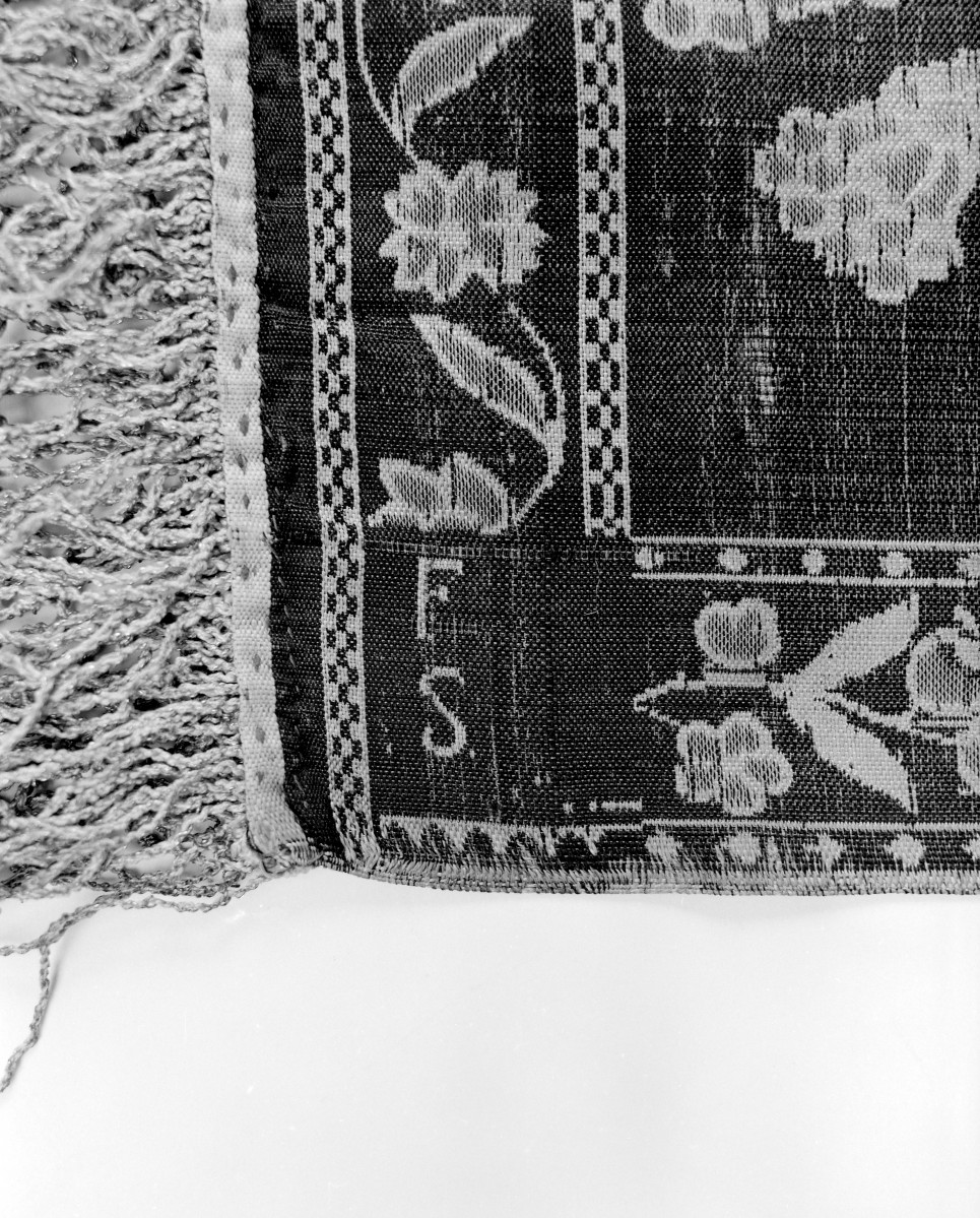 Muzeum Diecezjalne - zbiory - pas jedwabny dwustronny - Lyon /1785 - 1792 rok/ - głowa i wciąża /fragment/ - sygnatura, skan 1
