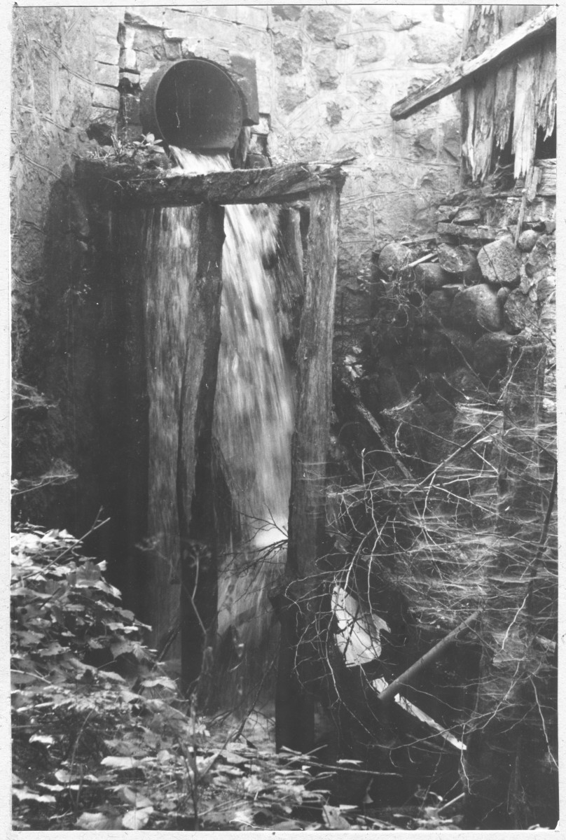 Młyn wodny - fragment śluzy, skan 1