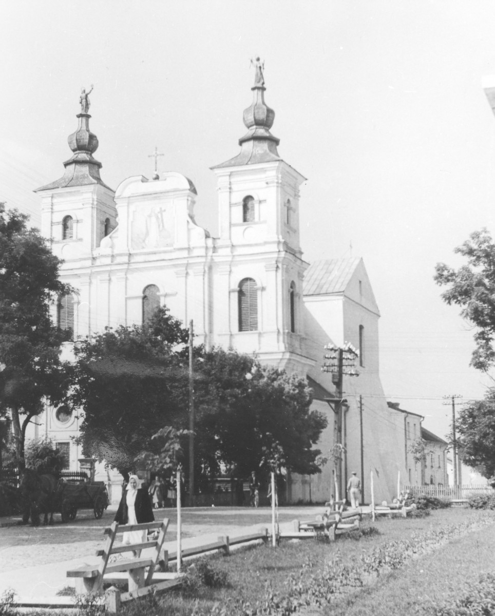kościół, ob. parafialny pw. św. Franciszka Ksawerego - widok od frontu, skan 1