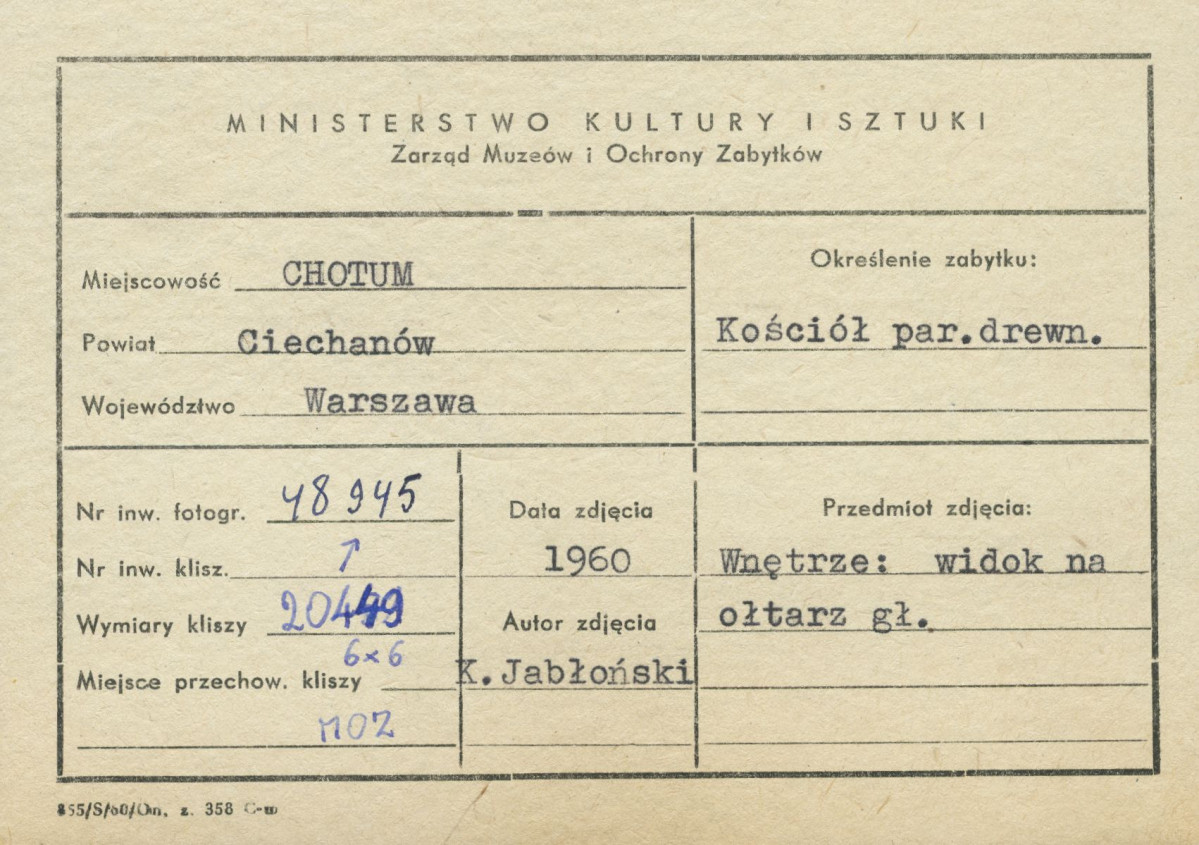 Kościół drewniany - wnętrze, widok z nawy na ołtarz główny - metryczka, skan 1