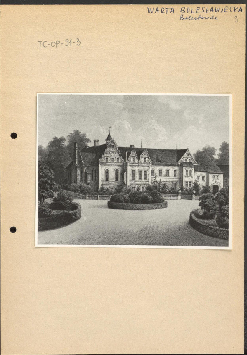 fotografia czarno-biała na karcie przedstawiająca widok pałacu w Warcie Bolesławieckiej od frontu, według publikacji: A. Duncker, „Die Landliche Wohnsitze…”, Tom III, skan 1