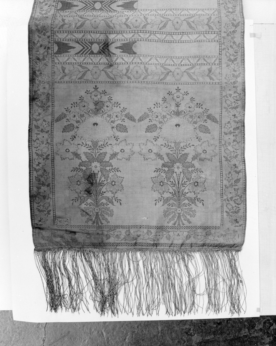 Muzeum Diecezjalne - zbiory - pas jedwabny dwustronny - Lipków /Paschalis Jakubowicz 1791 - 1794 rok/ - głowa i wciąża /fragment/ - awers, skan 1