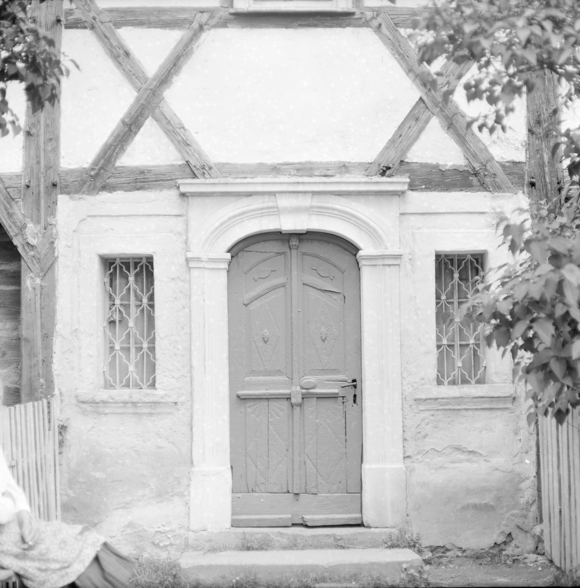 dom - elewacja frontowa - fragment - portal, skan 1