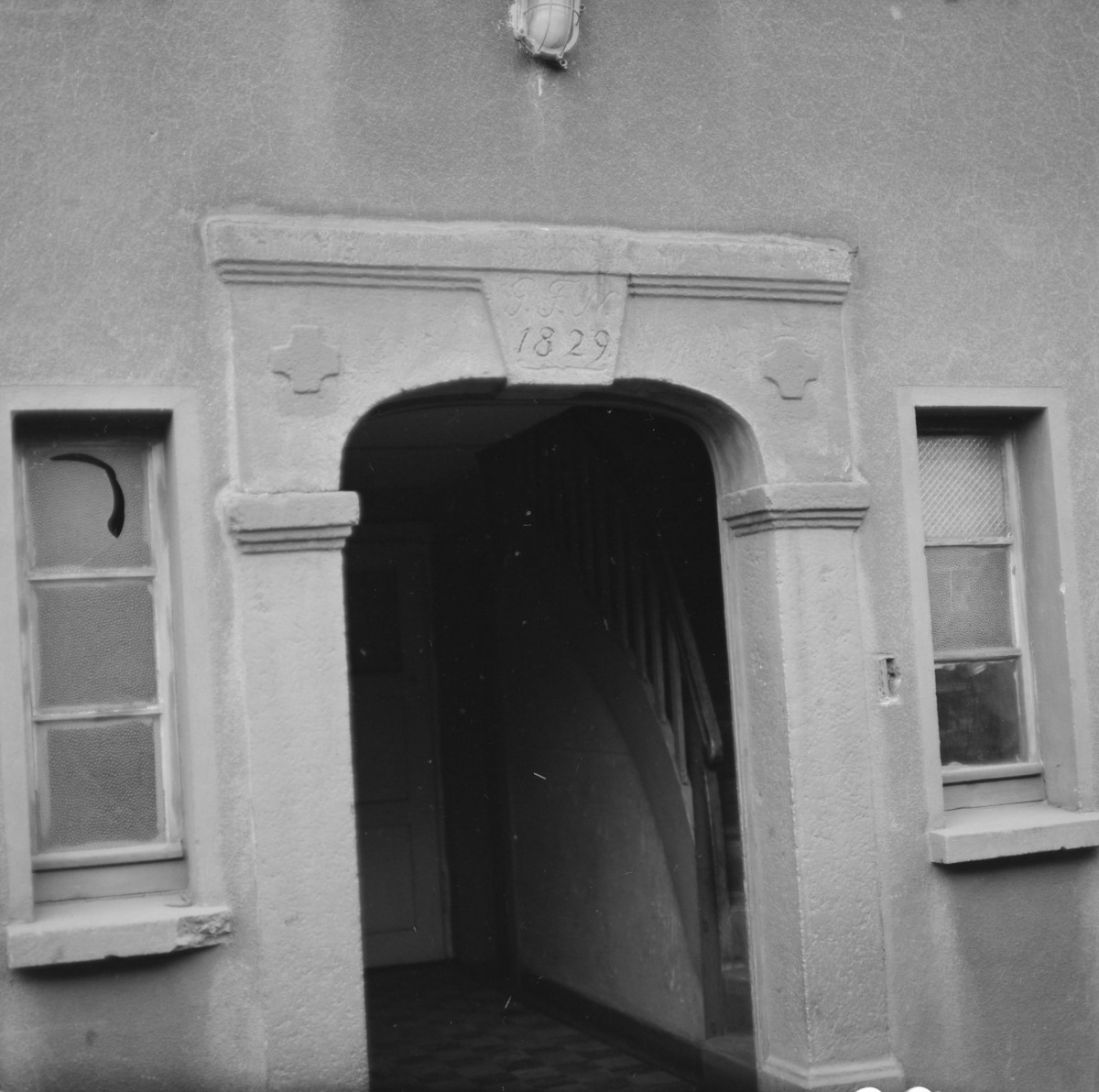 zespół zagrodowy - dom nr. 118 /pierwotnie?/ - elewacja frontowa - fragment - portal, skan 1