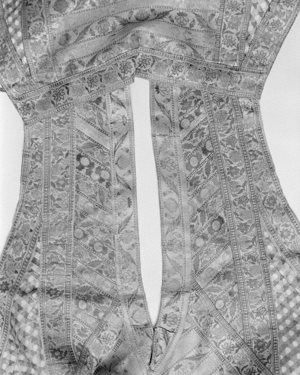 Muzeum Archidiecezjalne - zbiory - pas lity dwustronny /wciąża z trzech pasów/ - Persja lub Słuck /XVII wiek lub 1767 - 1780 rok/ - głowa i wciąża /fragment/ - góra przodu ornatu, skan 1