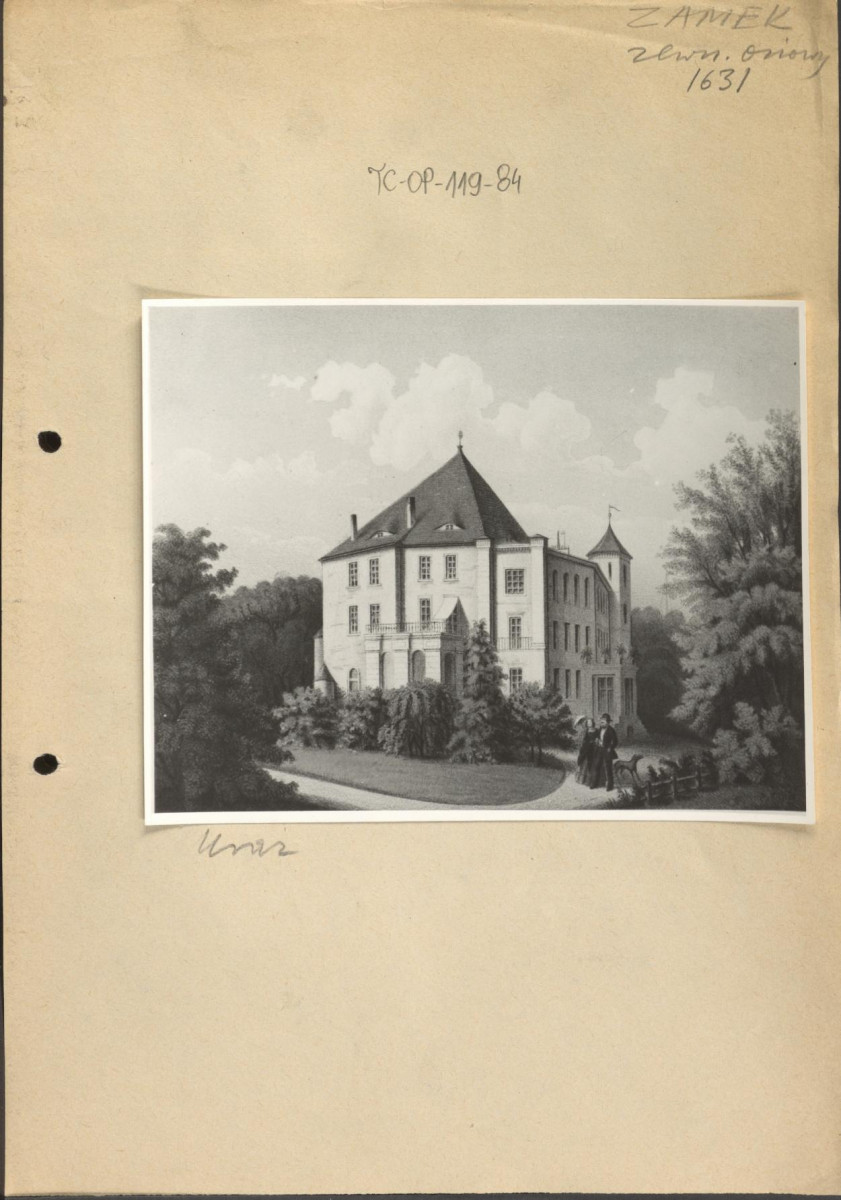 czarno - biała fotografia na karcie przedstawiająca reprodukcję zamku w miejsowości Uraz wraz z otaczającą zielenią; dopisek: " Zamek zewn. osiowy, 1631", skan 1