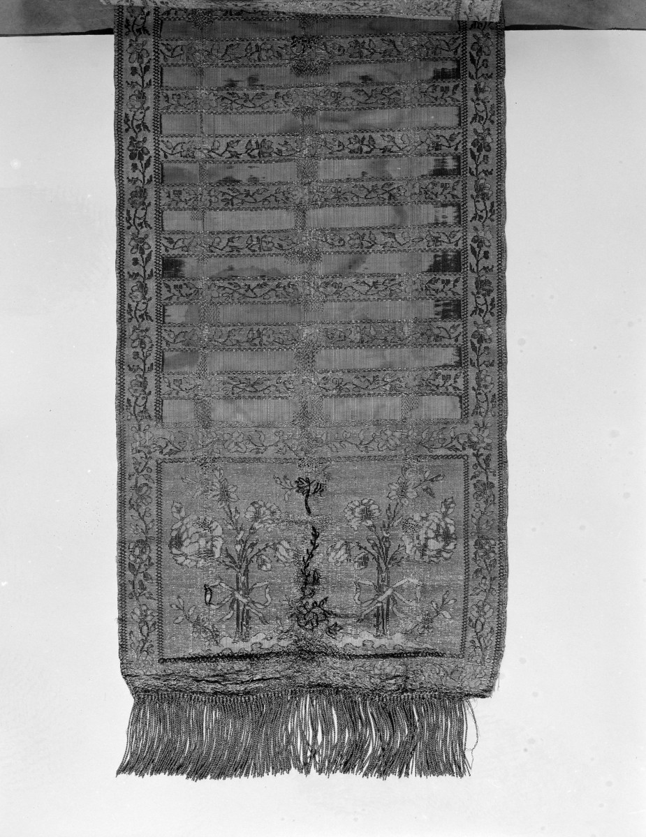 Centralne Muzeum Włókiennictwa - zbiory - pas lity jednostronny - Grodno /1768 - 1780 rok/ - głowa i wciąża /fragment/ - awers, skan 1