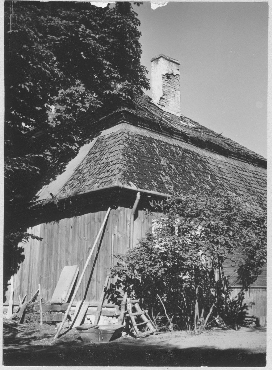 Dwór drewniany - widok na narożnik, skan 1