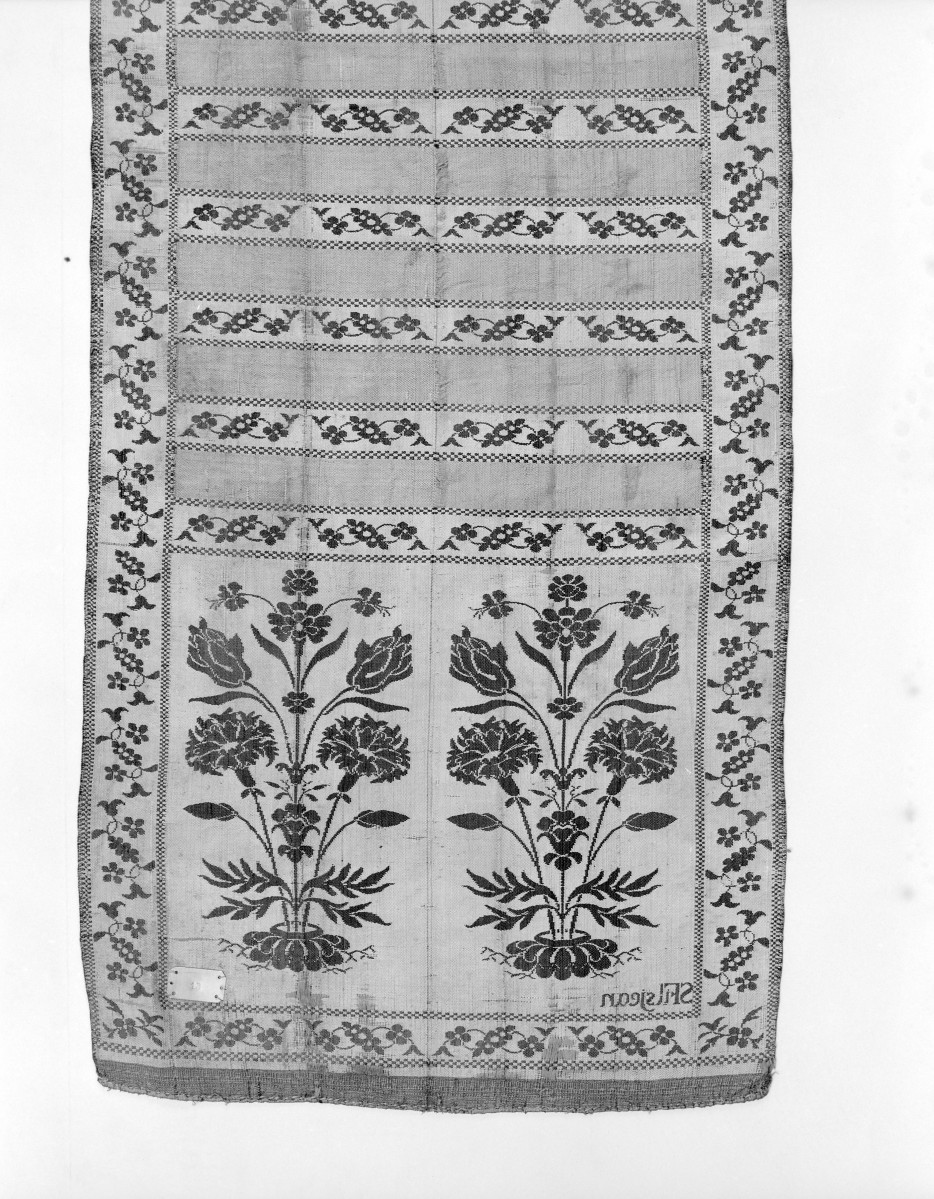 Muzeum Diecezjalne - zbiory - pas jedwabny czterostronny - Kobyłka /Szczepan Filsjean 1787 - 1794 rok/ - głowa i wciąża /fragment/ - awers, skan 1