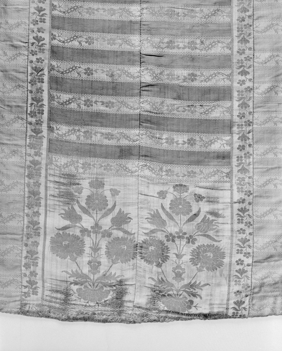 Muzeum Diecezjalne - zbiory - pas jedwabny dwustronny - Lyon /1785 - 1792 rok/ - głowa i wciąża /fragment/ - awers, skan 1