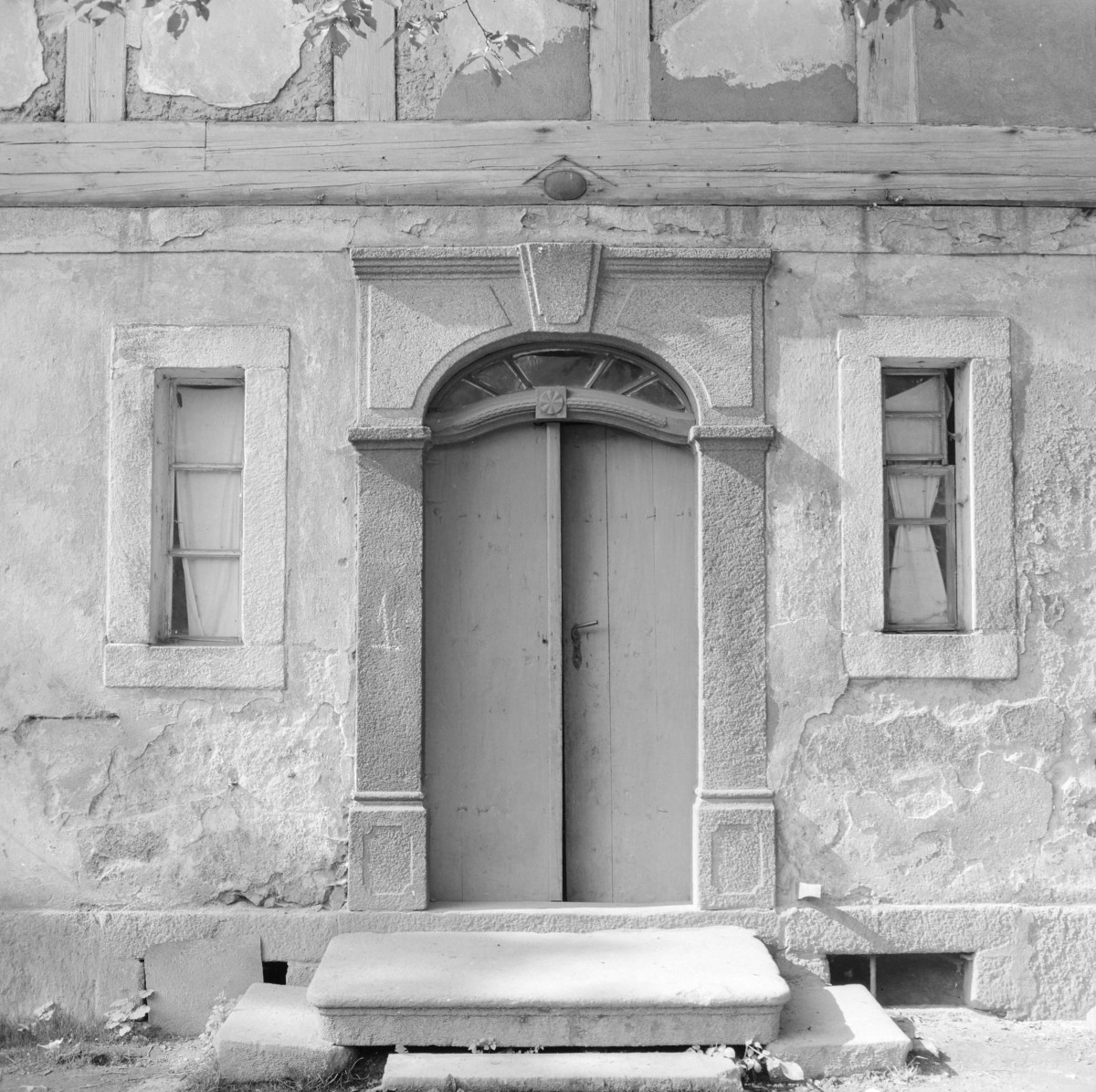 dom - elewacja frontowa - fragment - drzwi wejściowe, skan 1