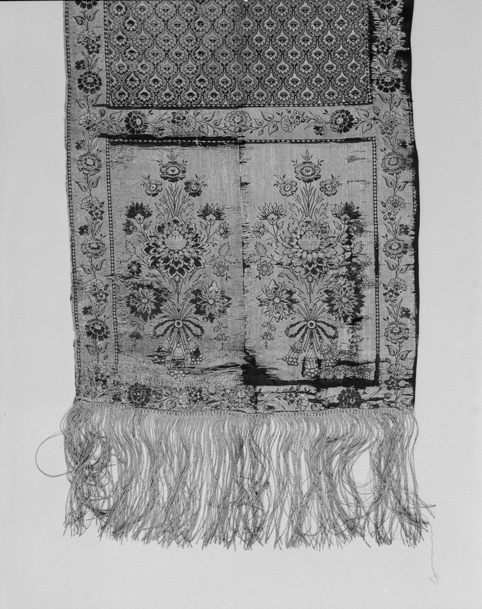 Muzeum Narodowe - od. Muzeum Sztuk Użytkowych - zbiory - pas lity czterostronny - Kraków lub Lyon /XVIII wiek lub 1785 - 1792 rok/ - głowa i wciąża /fragment/ - awers, skan 1