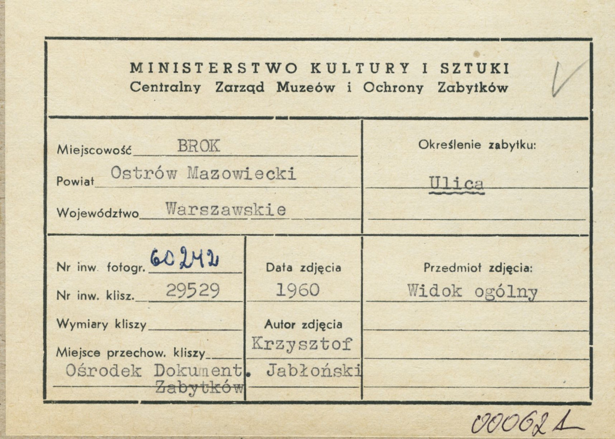 Miasto - fragment rynku, widok na zabudowę - metryczka, skan 1