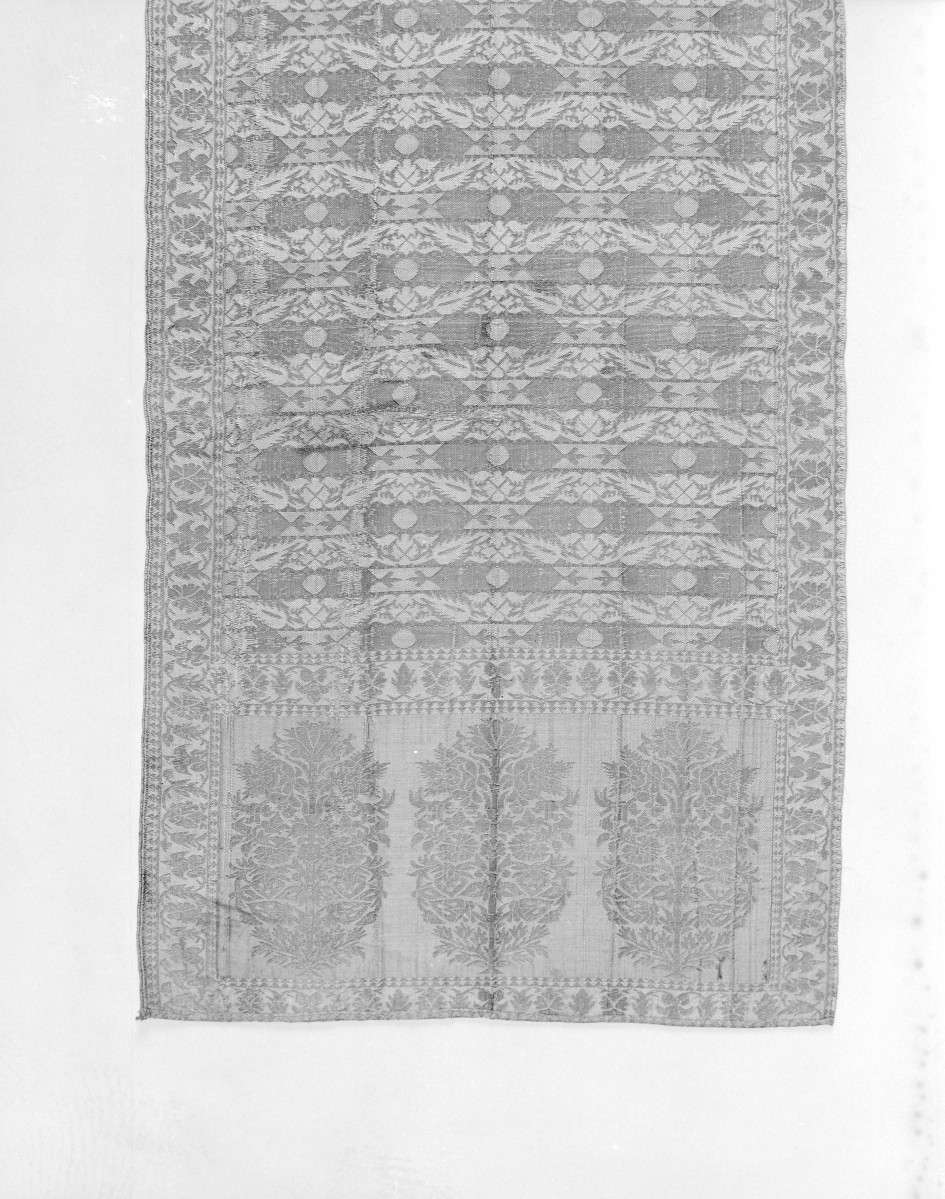 Muzeum Diecezjalne - zbiory - pas jedwabny dwustronny - Stambuł /XVIII wiek/ -  głowa i wciąża /fragment/ - awers, skan 1