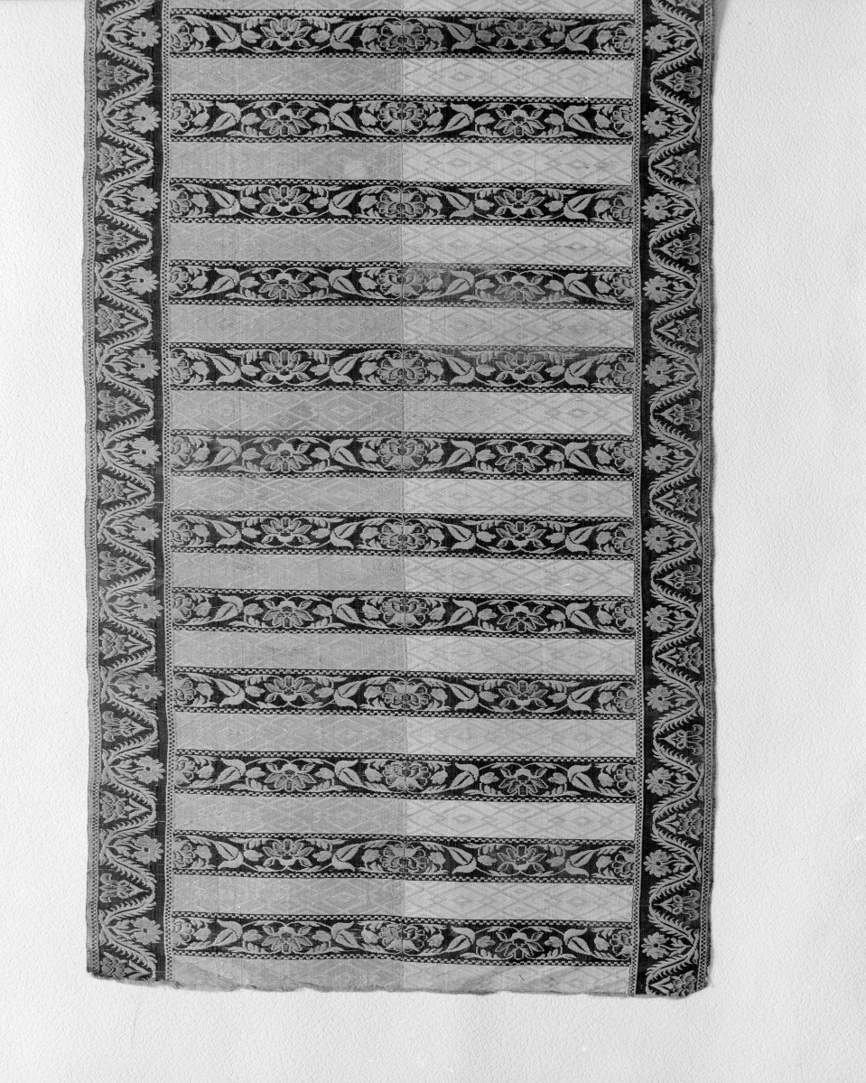 Muzeum Narodowe - zbiory - pas lity czterostronny - Kobyłka /1781 - 1794 rok/ - wciąża i szlaczek /fragment/ - awers, skan 1