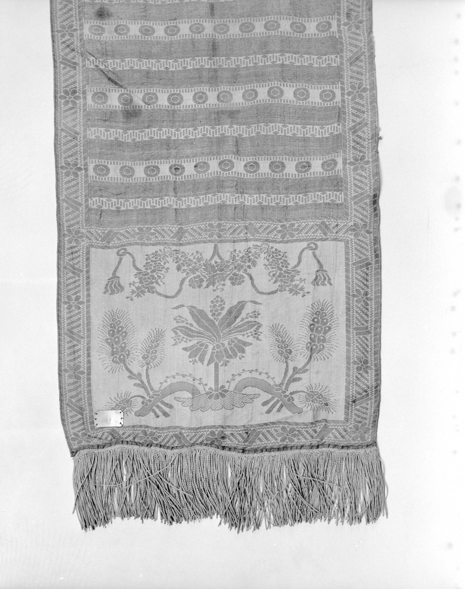 Muzeum Diecezjalne - zbiory - pas jedwabny dwustronny - Lyon /1785 - 1792 rok/ - głowa i wciąża /fragment/ - awers, skan 1