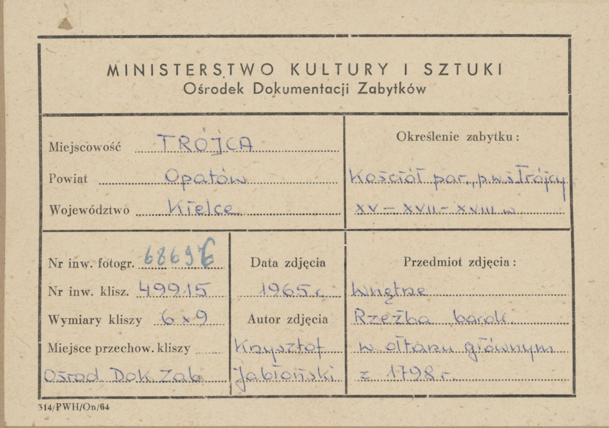 Kościół parafialny św. Trójcy -  wnętrze, widok na  figurę w ołtarzu głównym - metryczka, skan 1
