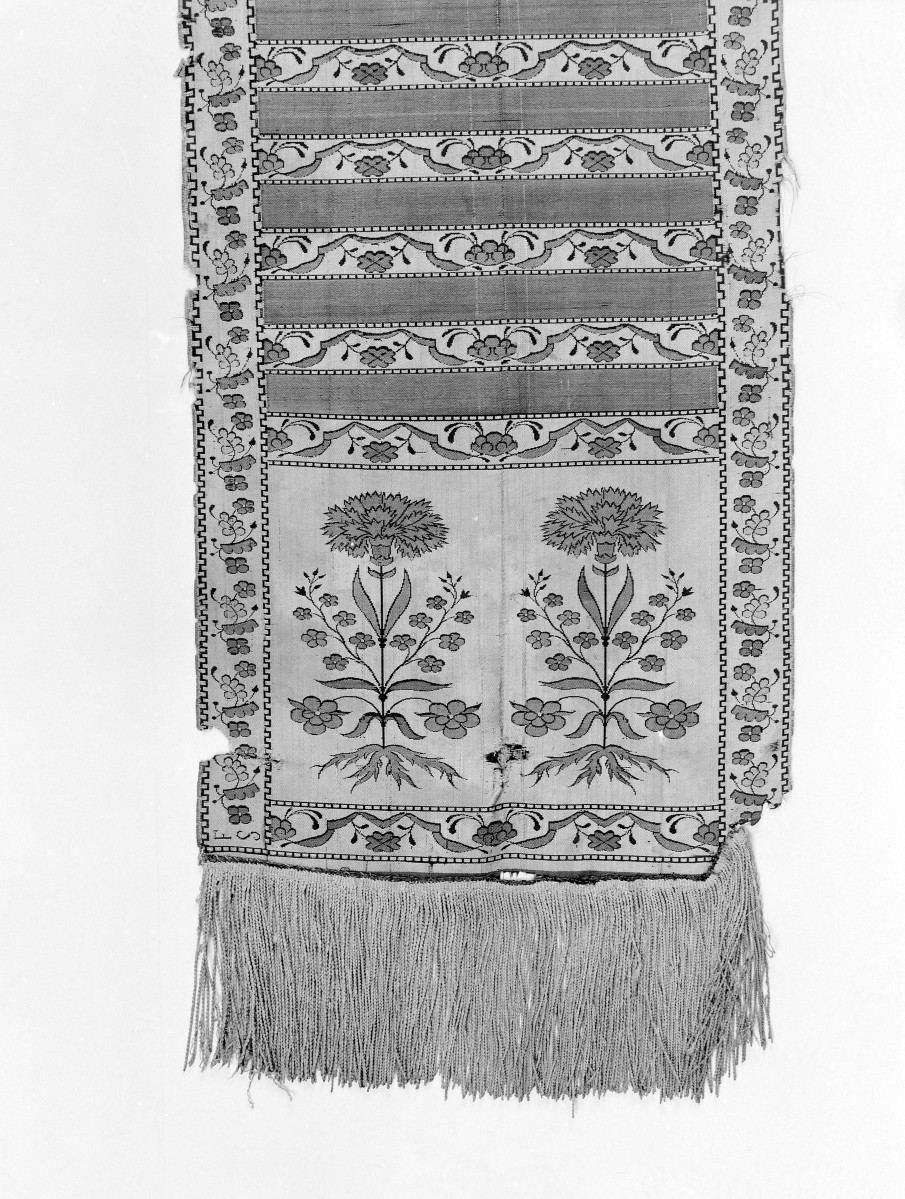 Muzeum Diecezjalne - zbiory - pas jedwabny jednostronny - Lyon /1785 - 1792 rok/ -  głowa i wciąża /fragment/ - awers, skan 1