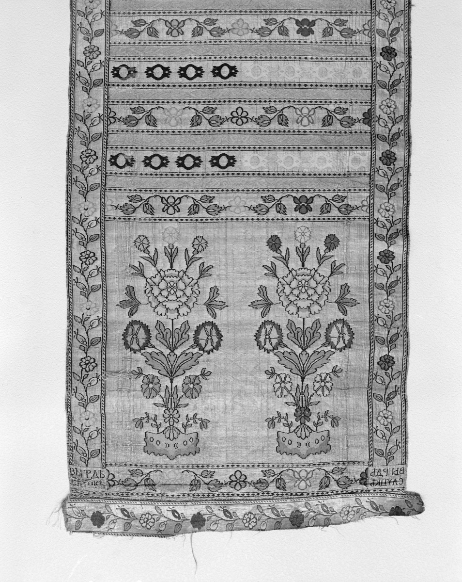 Muzeum Narodowe - od. Muzeum Sztuk Użytkowych - zbiory - pas lity czterostronny - Słuck /1807 rok/ - głowa i wciąża /fragment/ - awers, skan 1