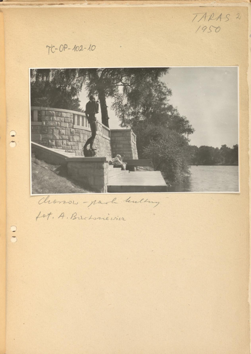 fotografia czarno-biała na karcie, przedstawiająca według opisu: „Taras, 1950, Chorzów-Park kultury”; widok tarasu od strony wody, na pierwszym planie ozdobna rzeźba, skan 1