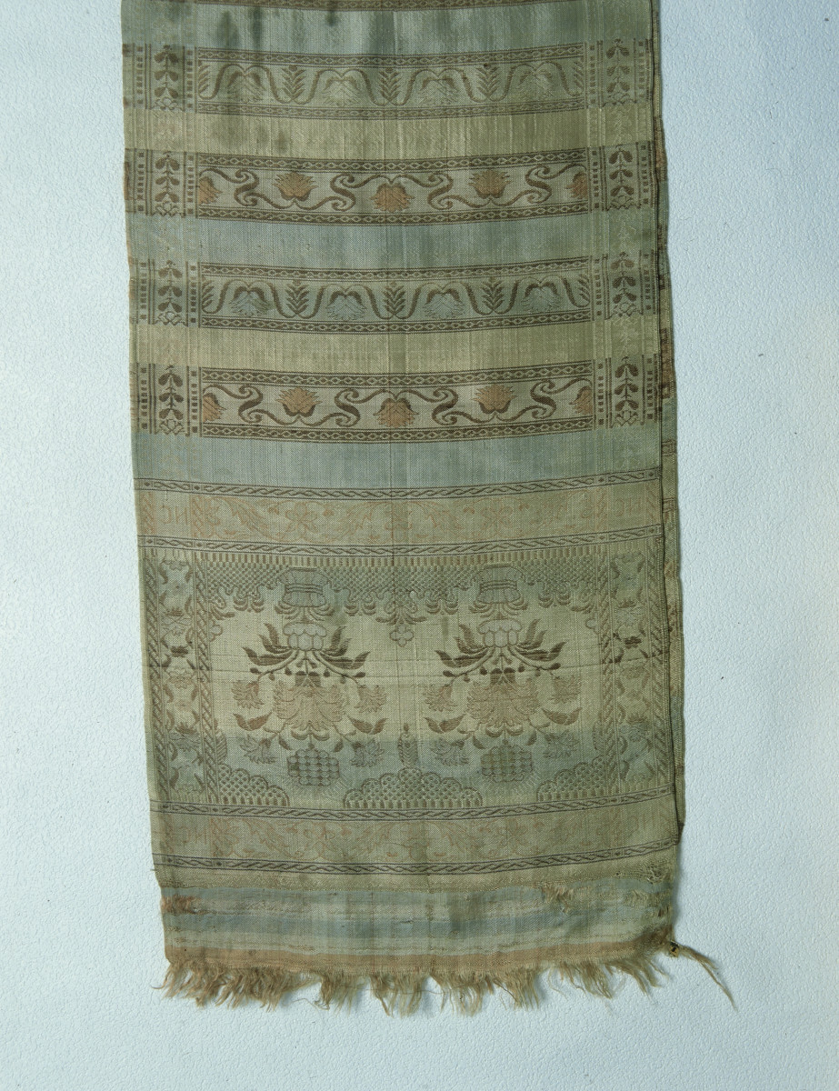 Muzeum im. Kazimierza Pułaskiego - zbiory - pas jedwabny dwustronny - Rosja /XVIII wiek/ - głowa i wciąża /fragment/ - awers, skan 1