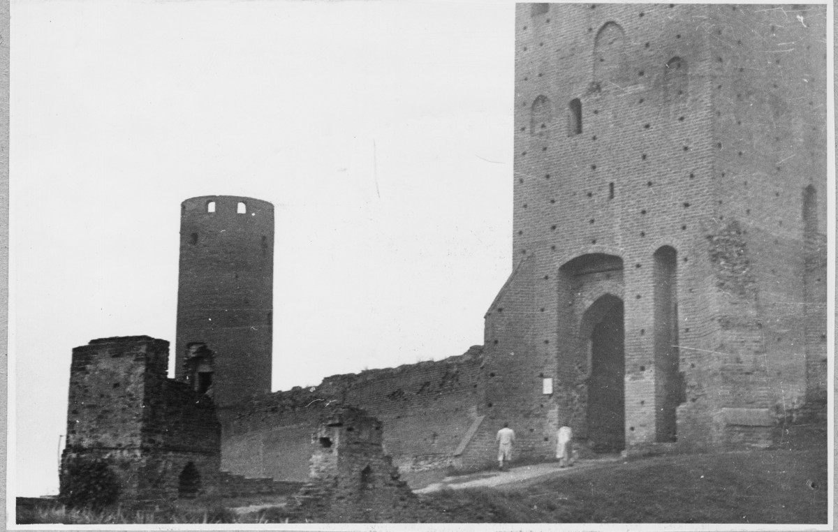 Ruiny zamku - fragment wieży bramnej oraz wieża płd. , widok od strony płn. , skan 1