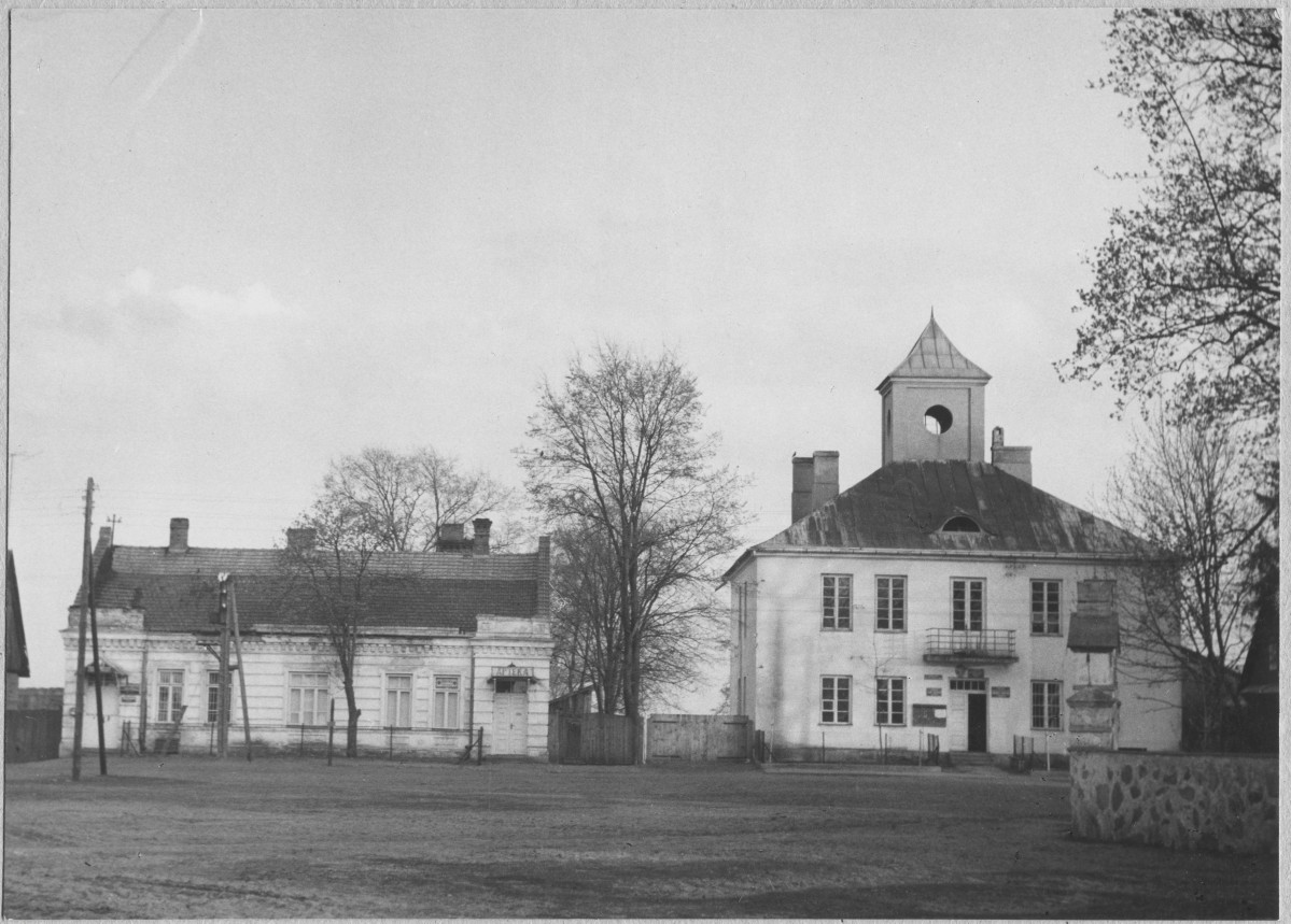 Miasto - fragment rynku, widok na ratusz i aptekę, skan 1