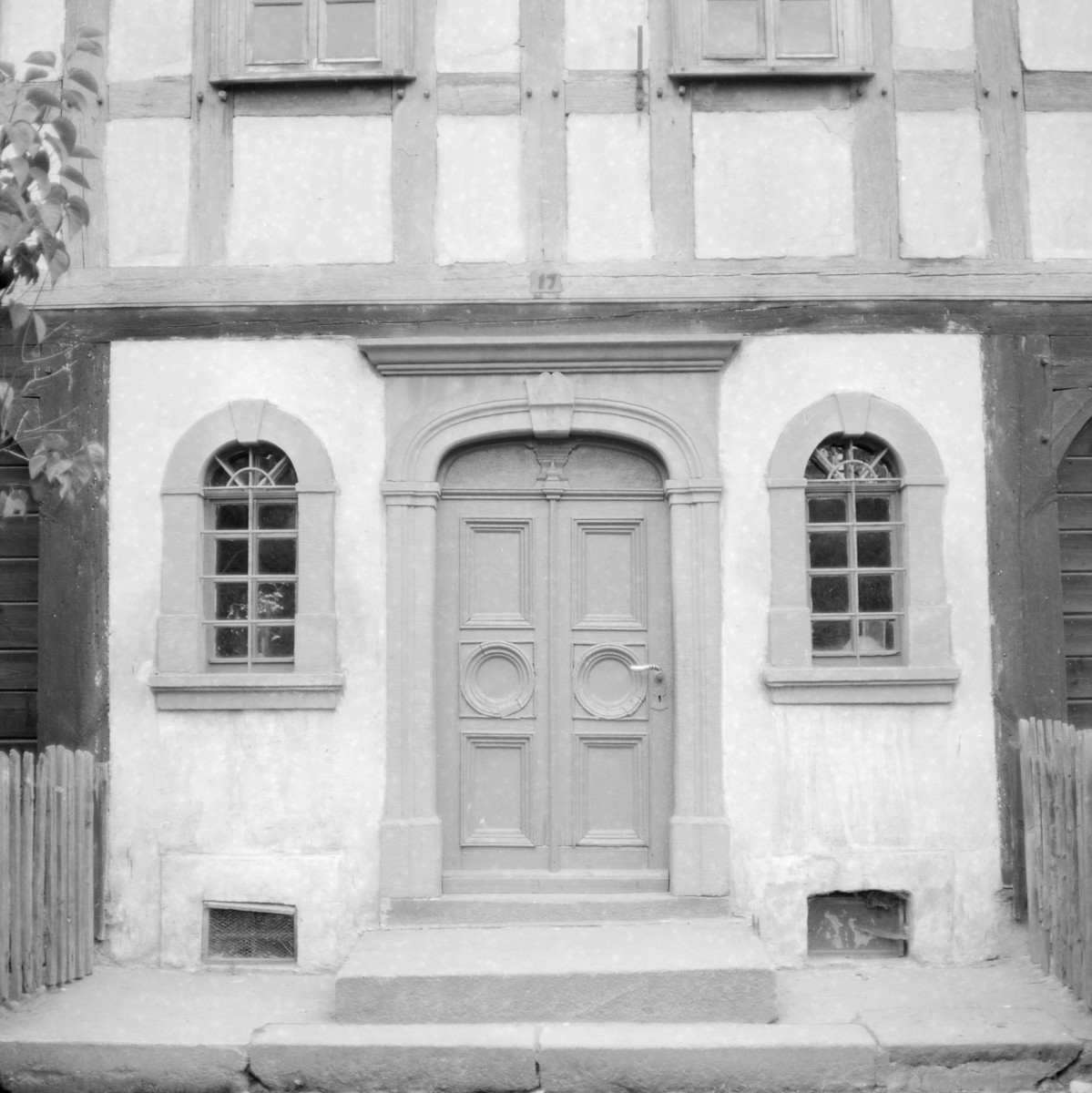 dom - elewacja frontowa - fragment - portal, skan 1